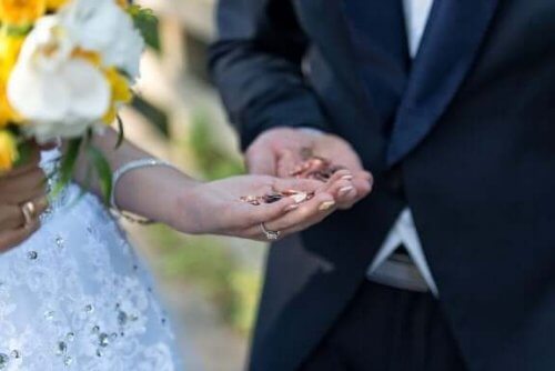 Handen van de bruid en bruidegom