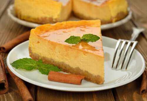 Bord met een stuk cheesecake