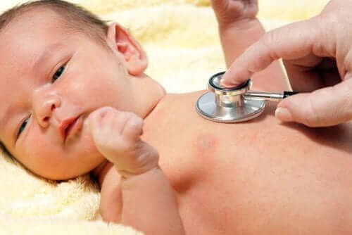 Een arts die een pasgeboren baby onderzoekt