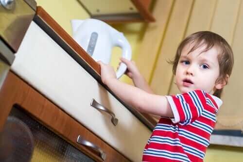 Een jongen met een waterkoker