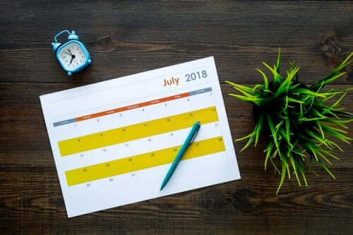 Een kalender op een tafel