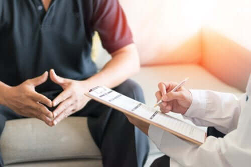 Een man op doktersafspraak voor post-orgastisch ziektesyndroom