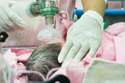 Een pasgeboren baby in de NICU
