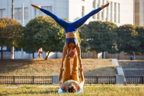 activiteiten voor stellen in de buitenlucht zoals acroyoga
