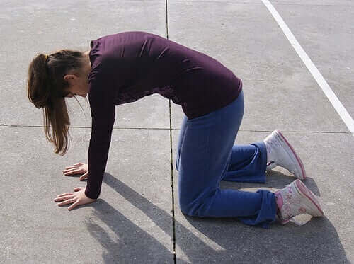 Een vrouw die de kat-rekoefening doet