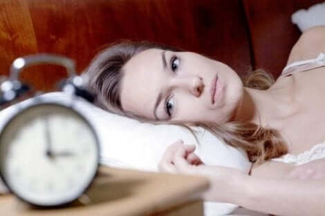Een vrouw ligt wakker