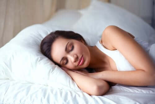 Een vrouw slaapt in bed