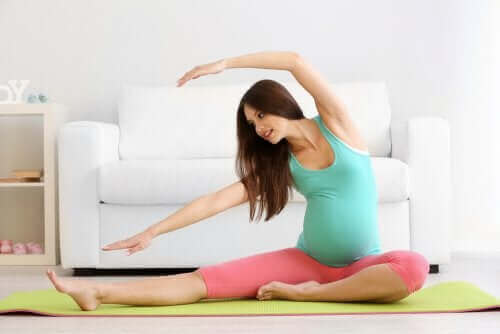 Een zwangere vrouw die prenatale yoga doet