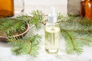 Etherische pijnboomolie om verkoudheid te verlichten