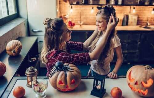 Moeder maakt kind klaar voor halloween
