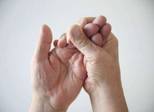 Samengeknepen hand