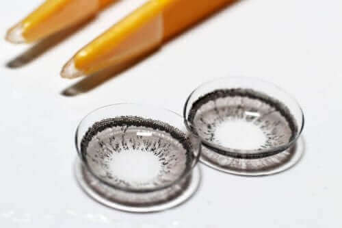 Twee contactlenzen