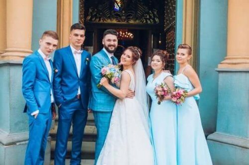 Stel met bruidsmeisjes en jonkers