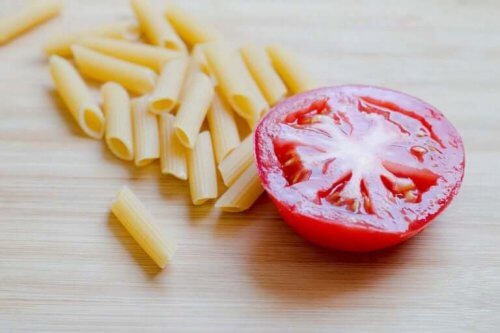 Losse pasta en een halve tomaat