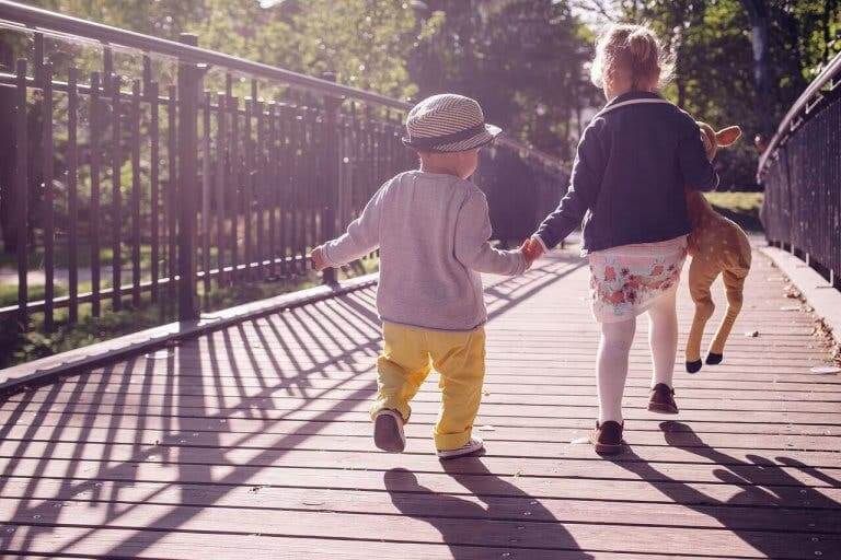 Peuters lopen hand in hand