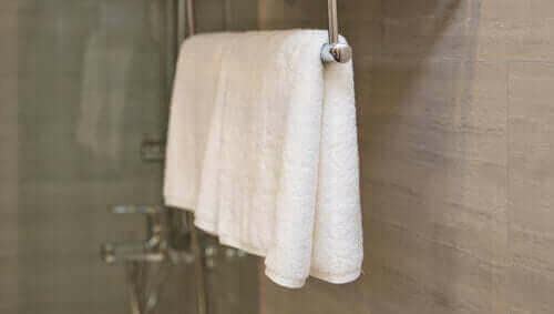 Schone handdoeken in een badkamer