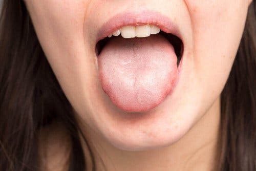 Vrouw steekt tong uit