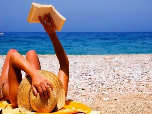Vrouw ligt een boek te lezen