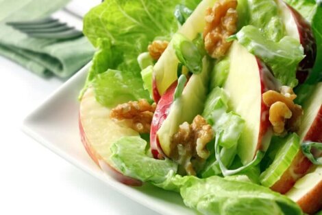 Recept voor eenvoudige zelfgemaakte waldorfsalade