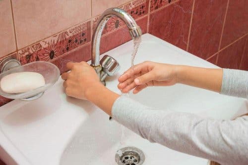 Vrouw die haar handen wast