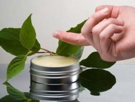 Zalf van etherische pijnboomolie