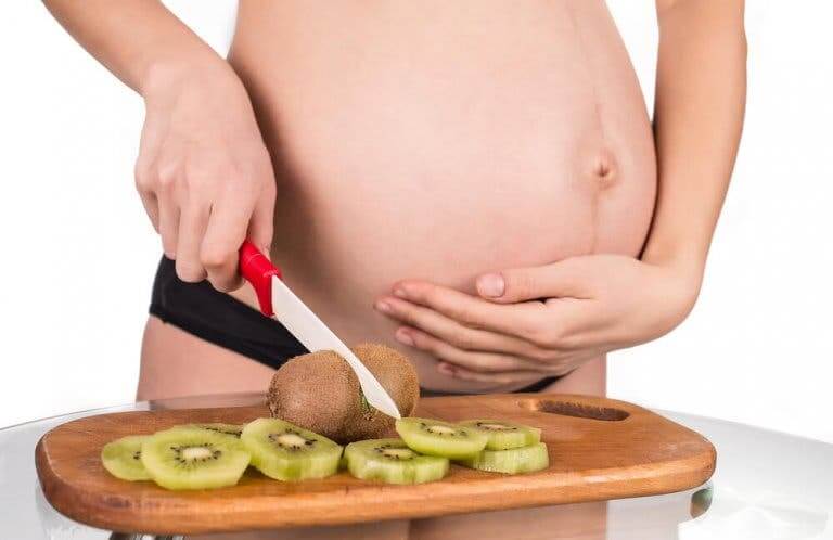 Zwangere vrouw en kiwi
