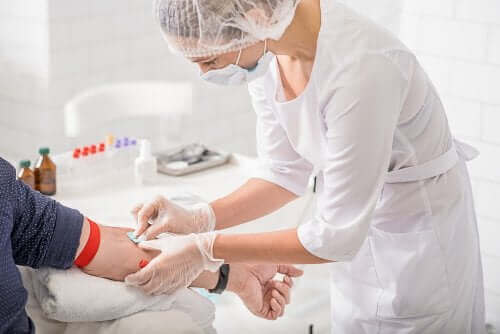 Arts bereidt patiënt voor op een intraossale infusie