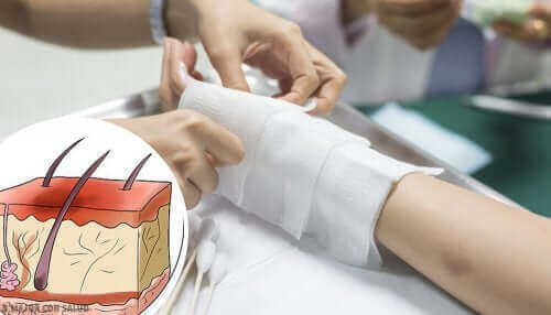 dokter die verband aanlegt