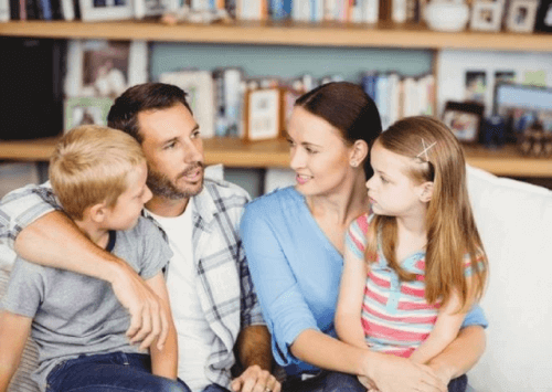 Gezin praat over huisdieren