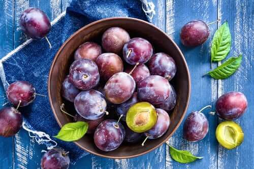 Fruitsalades met pruimen en verse kruiden
