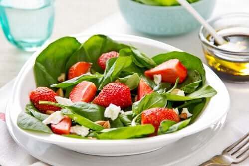 Fruitsalades met aardbeien