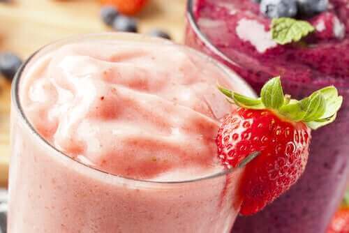 Smoothie van aardbei en bosbes