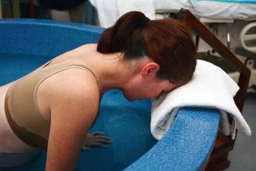 Vrouw aan het bevallen in een bad