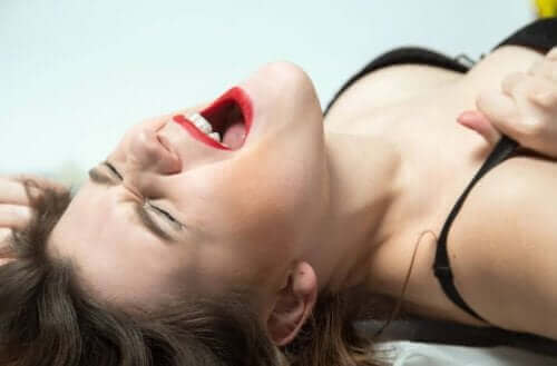 Een vrouw heeft een orgasme