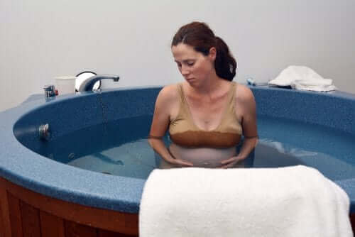 Alles wat je moet weten over een waterbevalling