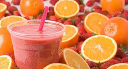 Zomerse drankjes met sinaasappel en aardbei