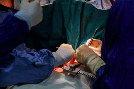 Artsen opereren patiënt