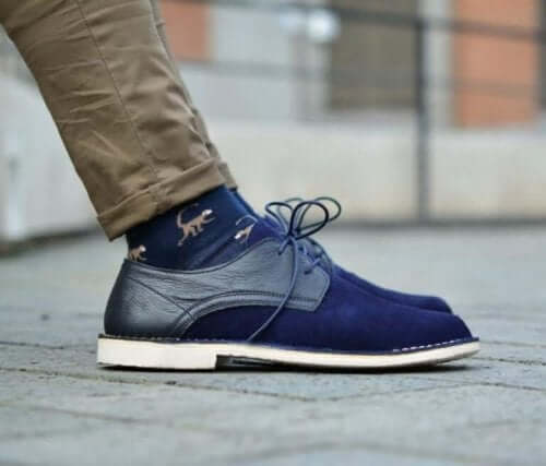 Een man met blauwe schoenen