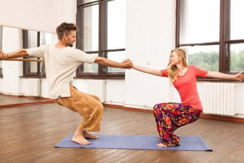 Koppel doet utkatasana