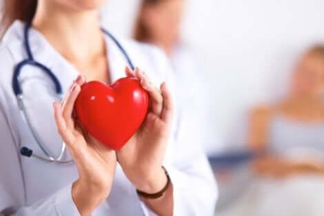 Een dokter met een plastic hart