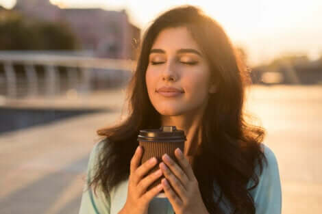 Een ontspannen vrouw die koffie drinkt