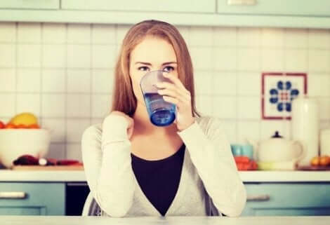 Een vrouw drinkt water om prediabetes onder controle te houden