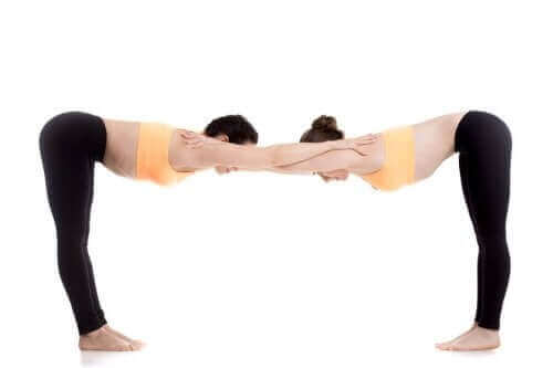 Uttanasana pose yoga voor koppels
