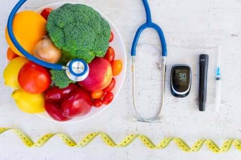 Instrumenten voor diabeteszorg naast een schaal met fruit en groenten
