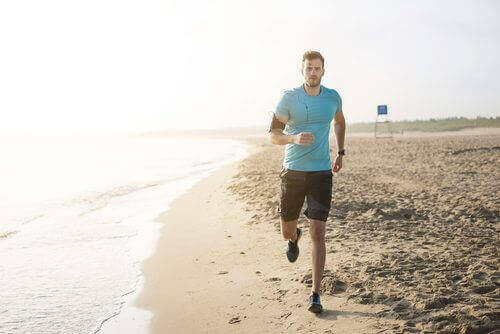 Man op het strand aan het joggen