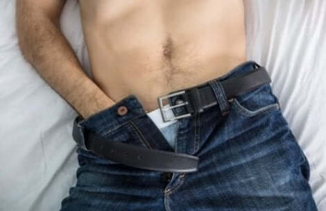 Man met hand in broek