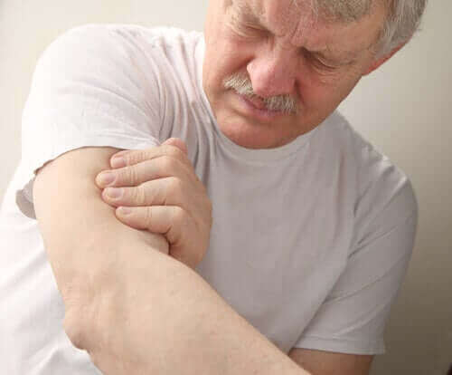 Man met een pijnlijke arm