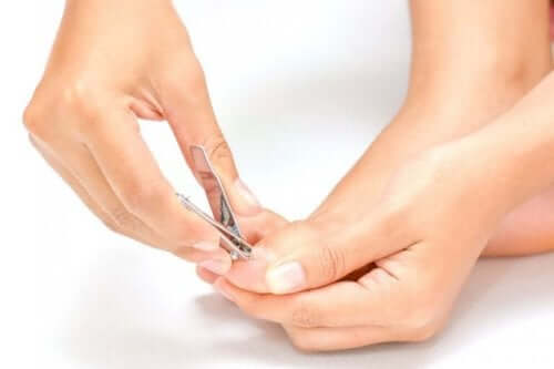 Iemand knipt teennagels
