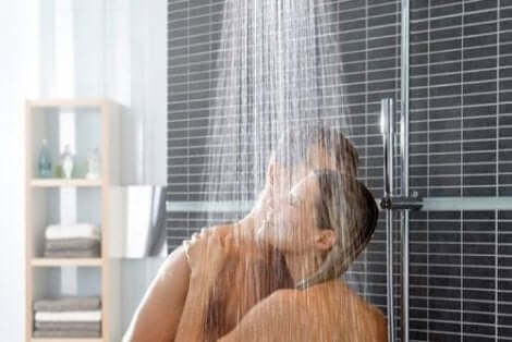 Ochtendseks onder de douche