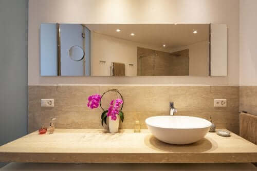 Orchideeën in een badkamer